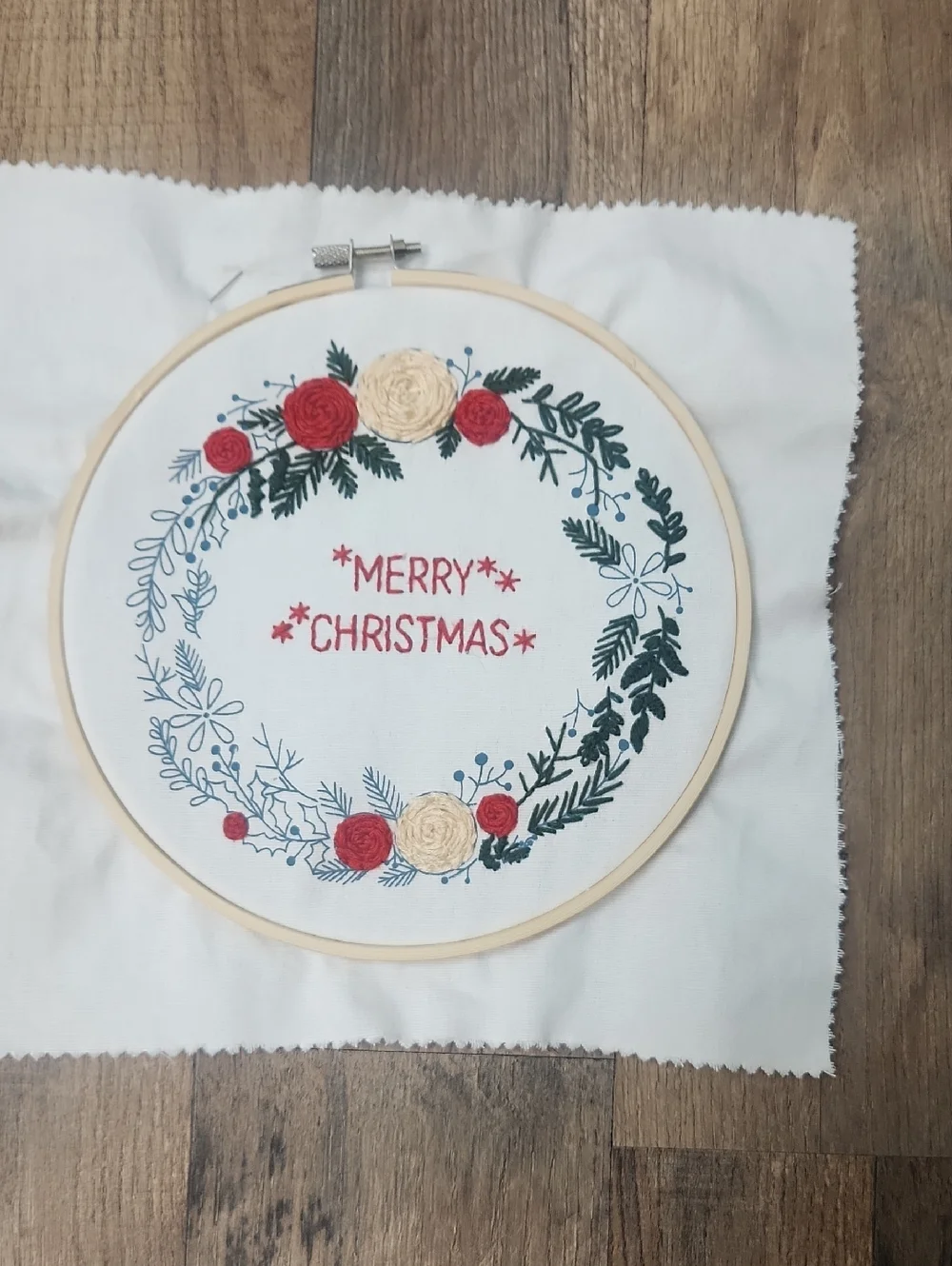Holiday Embroidered 'Merry Christmas' Wreath Hoop - Red & Cream